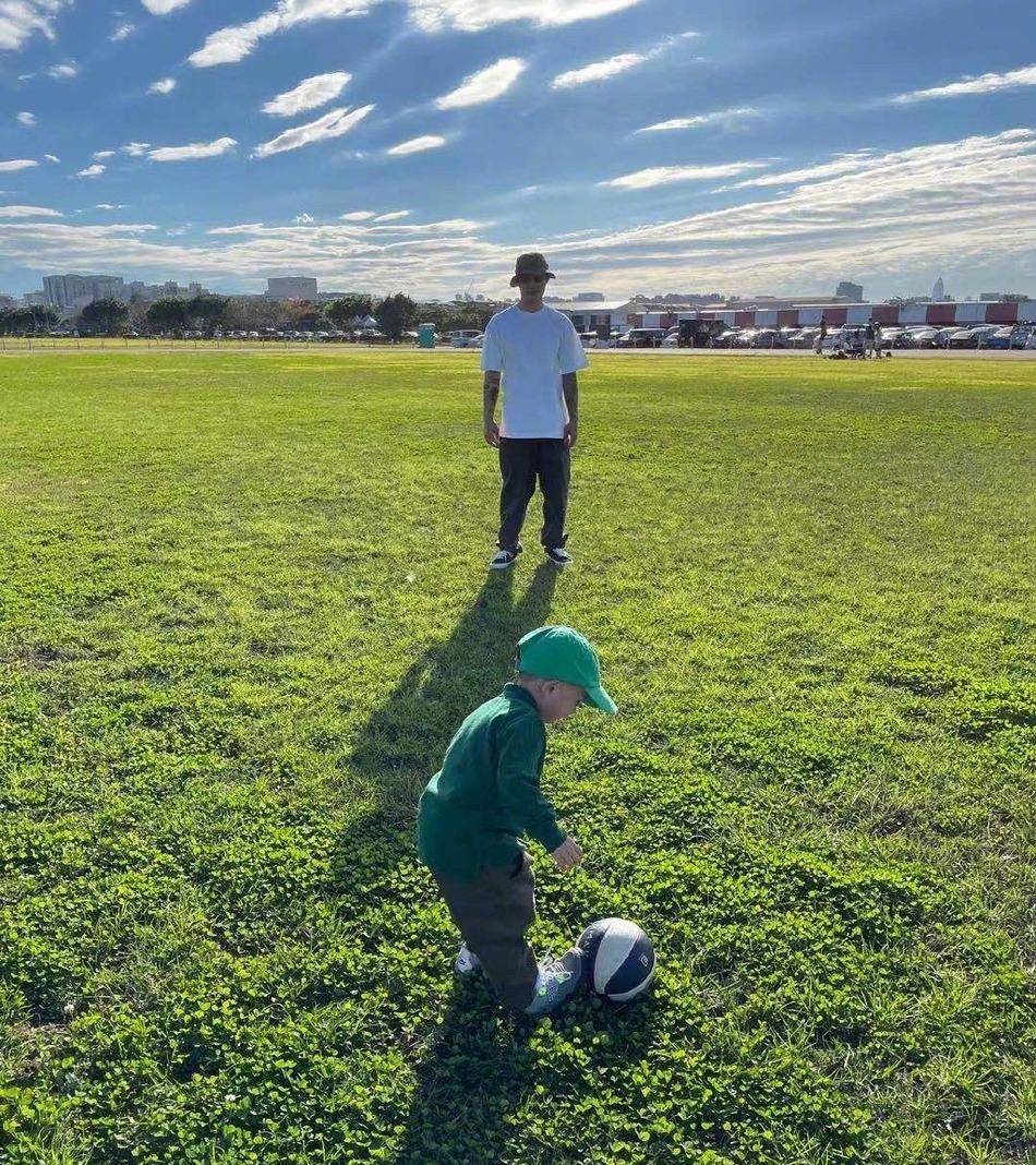 余文乐带儿子踢足球,儿子小肉脸潮范十足,父子俩同戴绿帽太抢眼_绿色