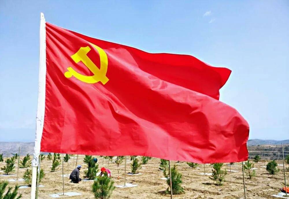 那梁峁山顶上的旗帜飘扬,人头攒动,正是乡镇的党员干部正带领着群众