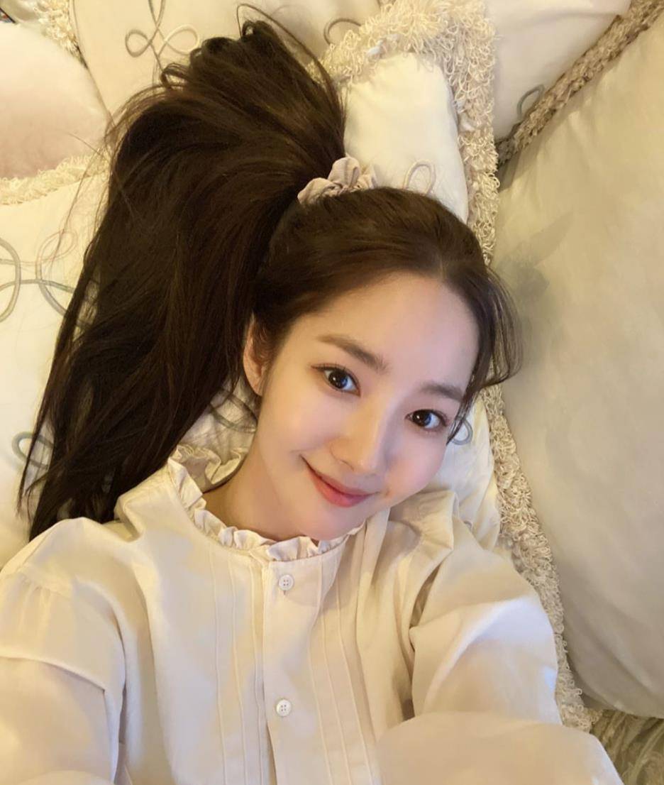 其实他们一早已经在读书时期相识,李敏镐更是对尹伊娜一见钟情