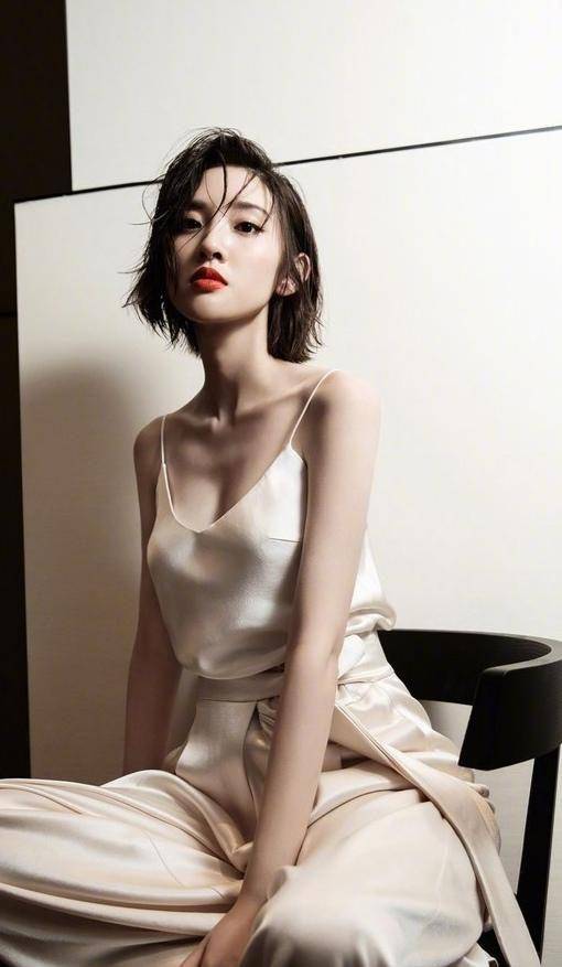 唐艺昕穿丝绸吊带谁受得了?