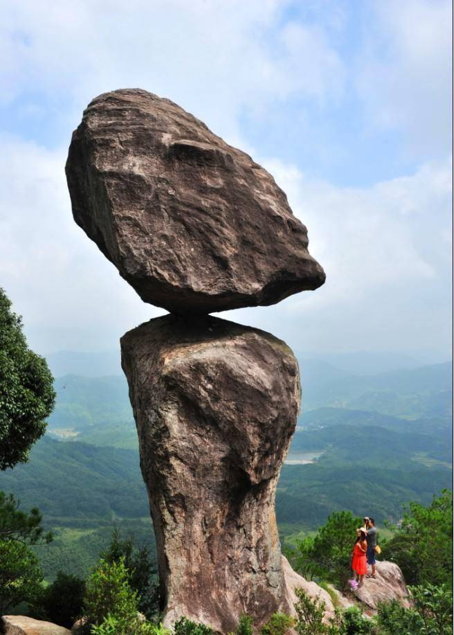 风动石掉下来图片