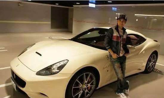 林志颖晒儿子的"豪车"萌翻了,可想起他下雨打伞开跑车,那才叫接地气!