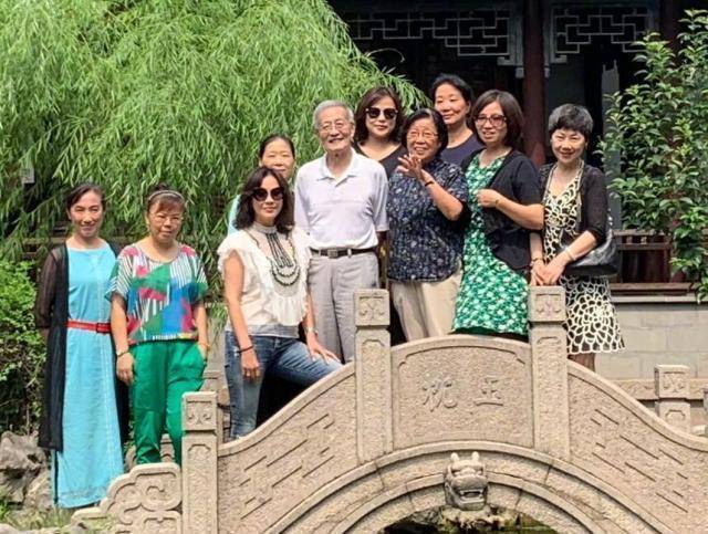 刘嘉玲探亲苏州老家,合影时举动尽显孝心,照片中亲人颜值成亮点_家人