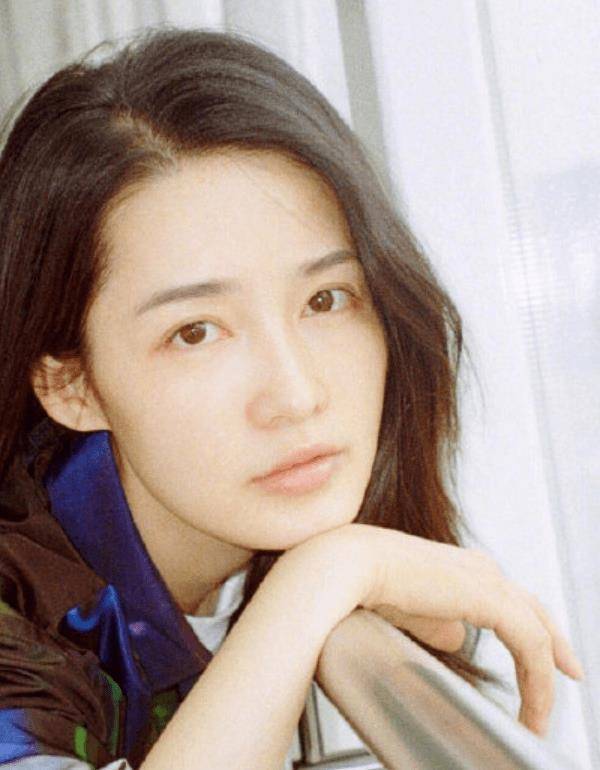 有种颜值叫明星素颜,杨幂自然,古力娜扎精致,唯独鞠婧祎最好看_网友