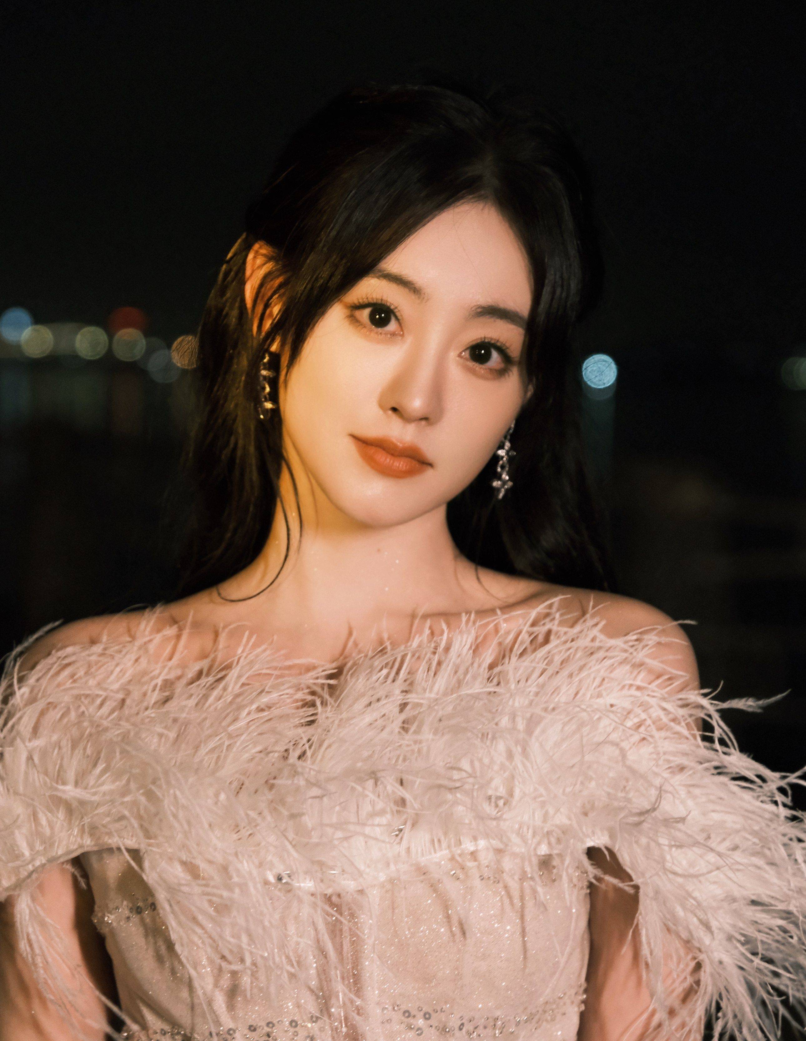 祝绪丹羽毛吊带连衣裙俏皮写真_大气_美得_白色