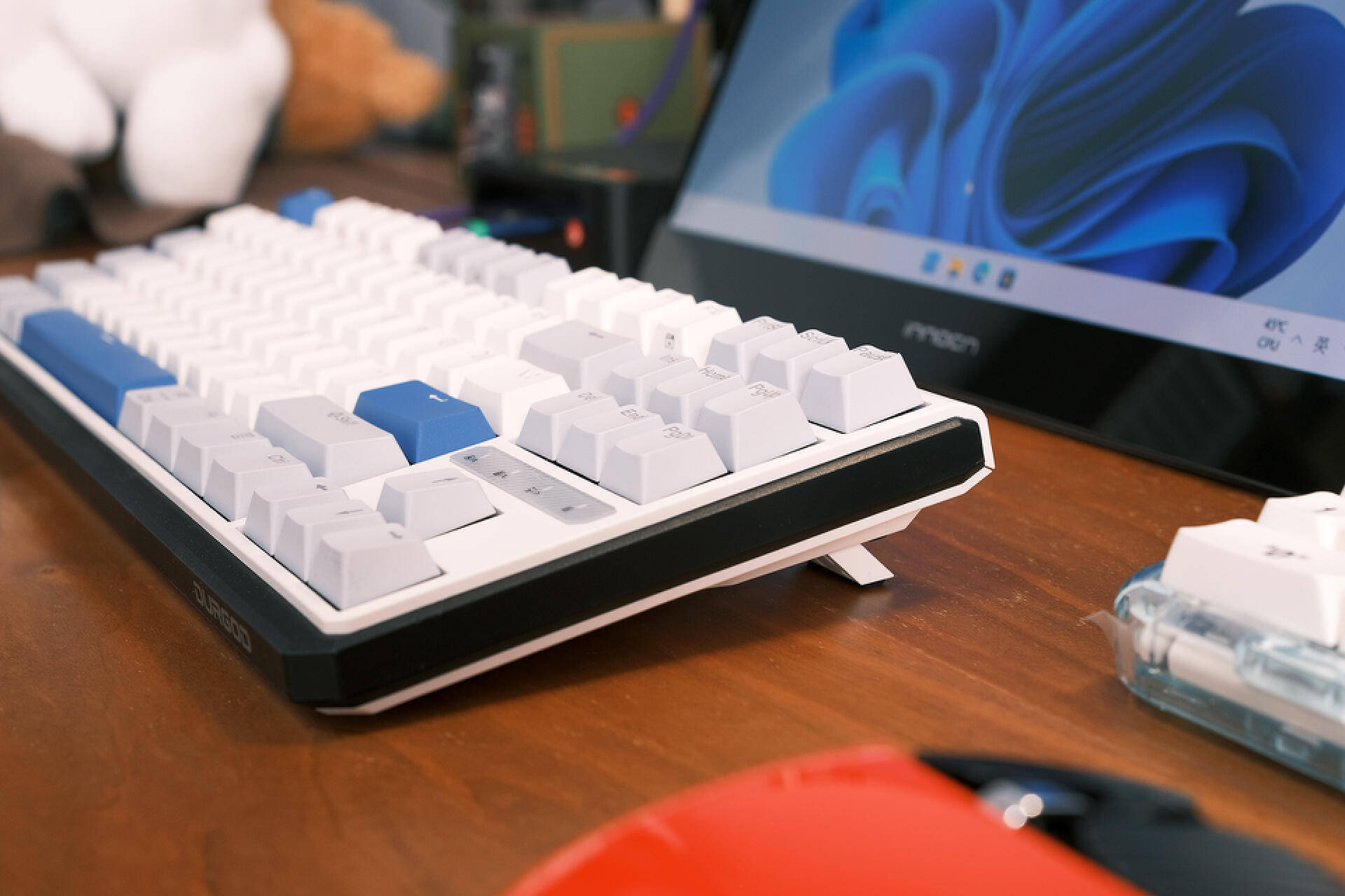 三模连接，全键无冲，看不厌的杜伽K620W，87配列里的颜值担当