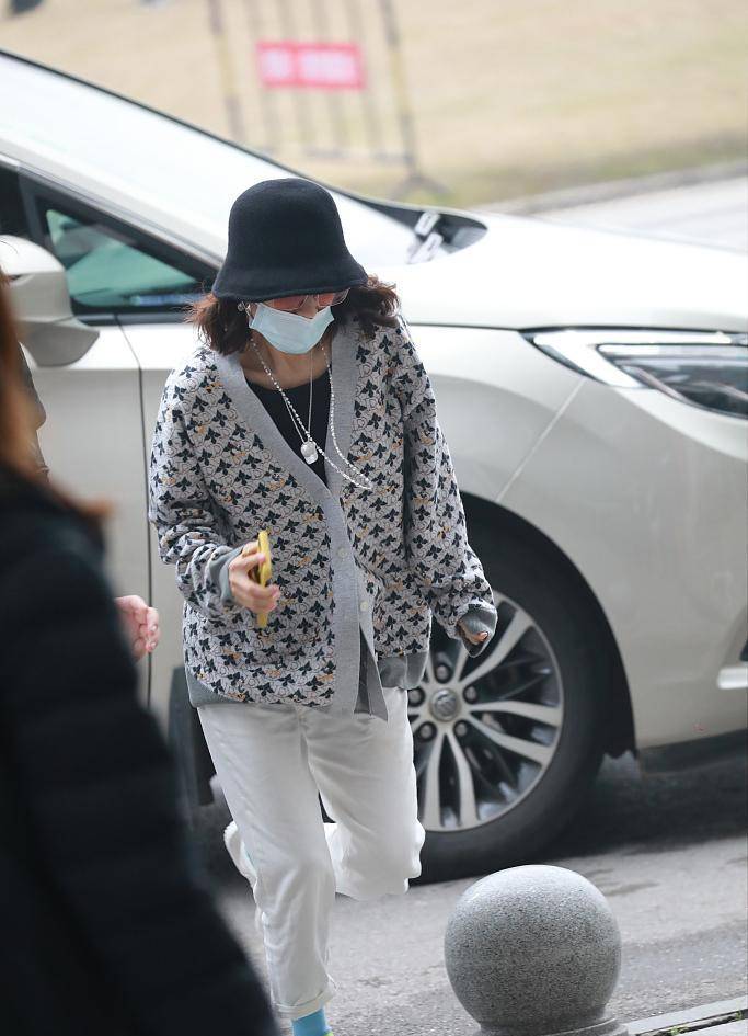 章子怡穿衣有一套,灰针织衫配白裤显低调,但"袜子"搭的好醒目_造型