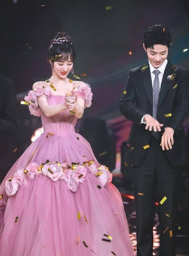 鞠婧祎红毯造型美翻,蚂蚁腰火上热搜,网友:美到犯规_杨紫肖_肖战_晚会