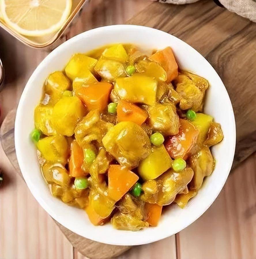 青菜烧豆皮,杂粮小馒头餐点:哈密瓜,橙子午餐:葡萄干大米饭,咖喱鸡块