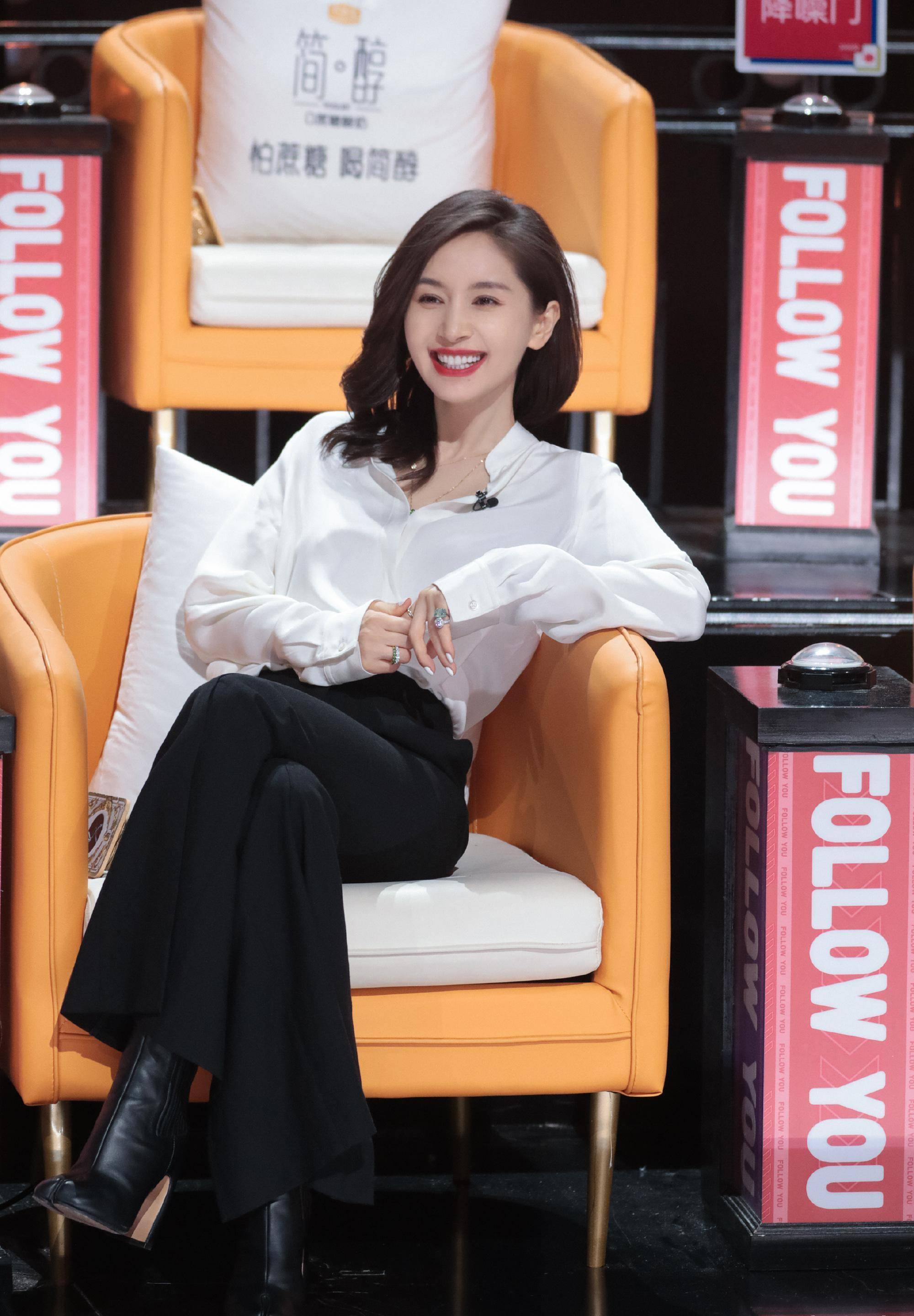 王子文官宣恋爱后更温婉了,穿小白裙气质柔美,清新俏皮像小女生_穿着