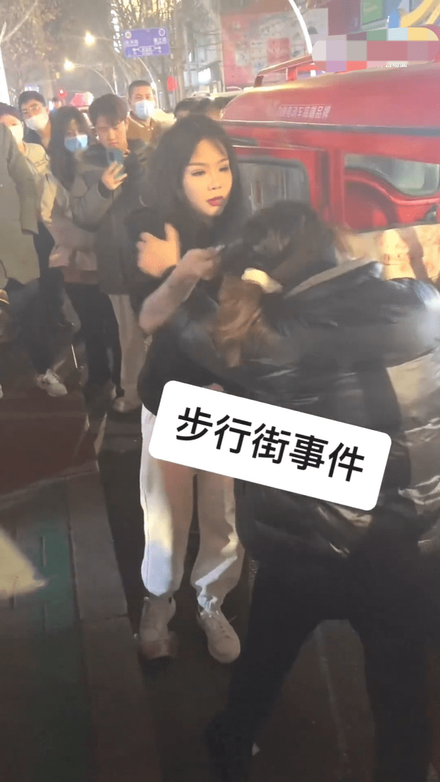 精神小妹殴打三轮车阿姨赔1万6!当事人称她家庭困难!_男子_白衣_女孩