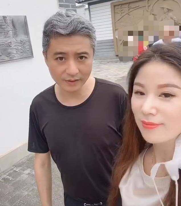 相声演员周炜:今45岁满头白发尽显沧桑,与女子站在一起像父女_妻子