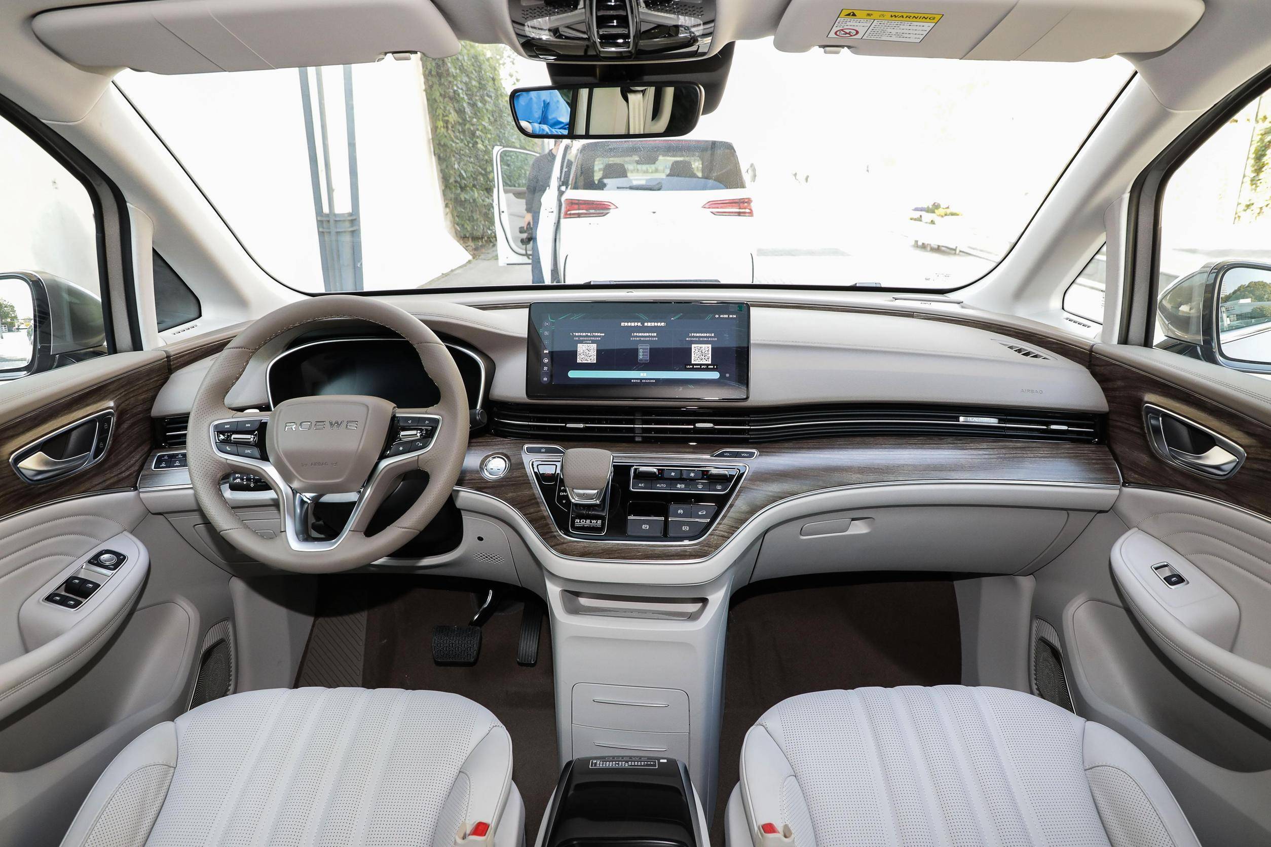 新款荣威imax8的内饰主要增加了大象灰的新配色,同时加入了大面积的