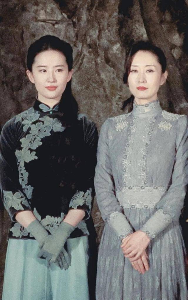 刘亦菲和刘敏涛合影,气质神韵极其相似,确定不是失散多年的姐妹_刘民