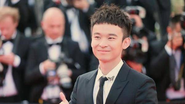 妈妈是第一经纪人爸爸是"猴王",低调27年,难怪董子健如此成功_父母