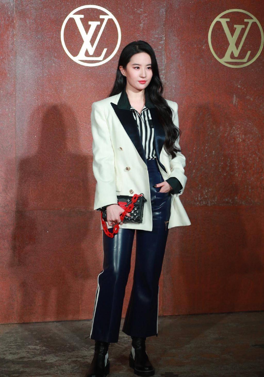 刘亦菲大胆挑战皮裤,黑白look再次变御姐,生图状态很能打_西装_白色