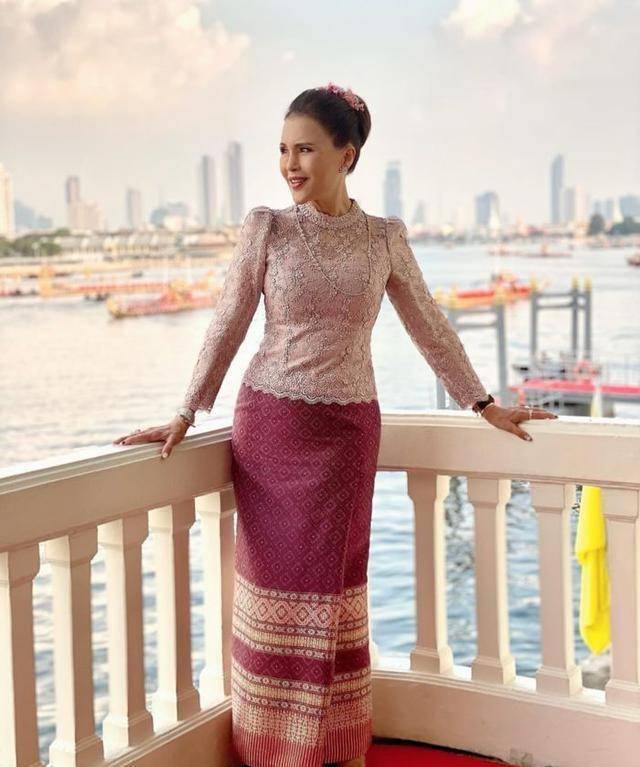 花衬衫搭背心,换裹身蕾丝裙比混血女儿都美_乌汶叻_王室_身材