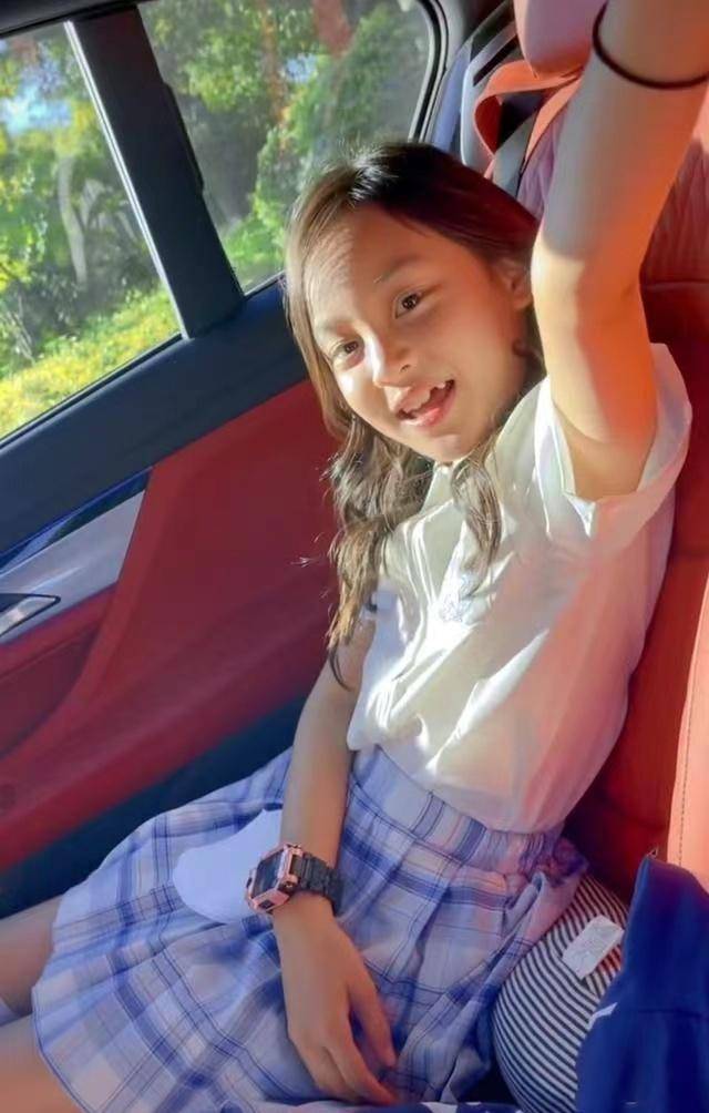 甜馨终于长大了,穿上jk很漂亮,白色衬衫温婉文静_李小璐_贾乃亮_视频