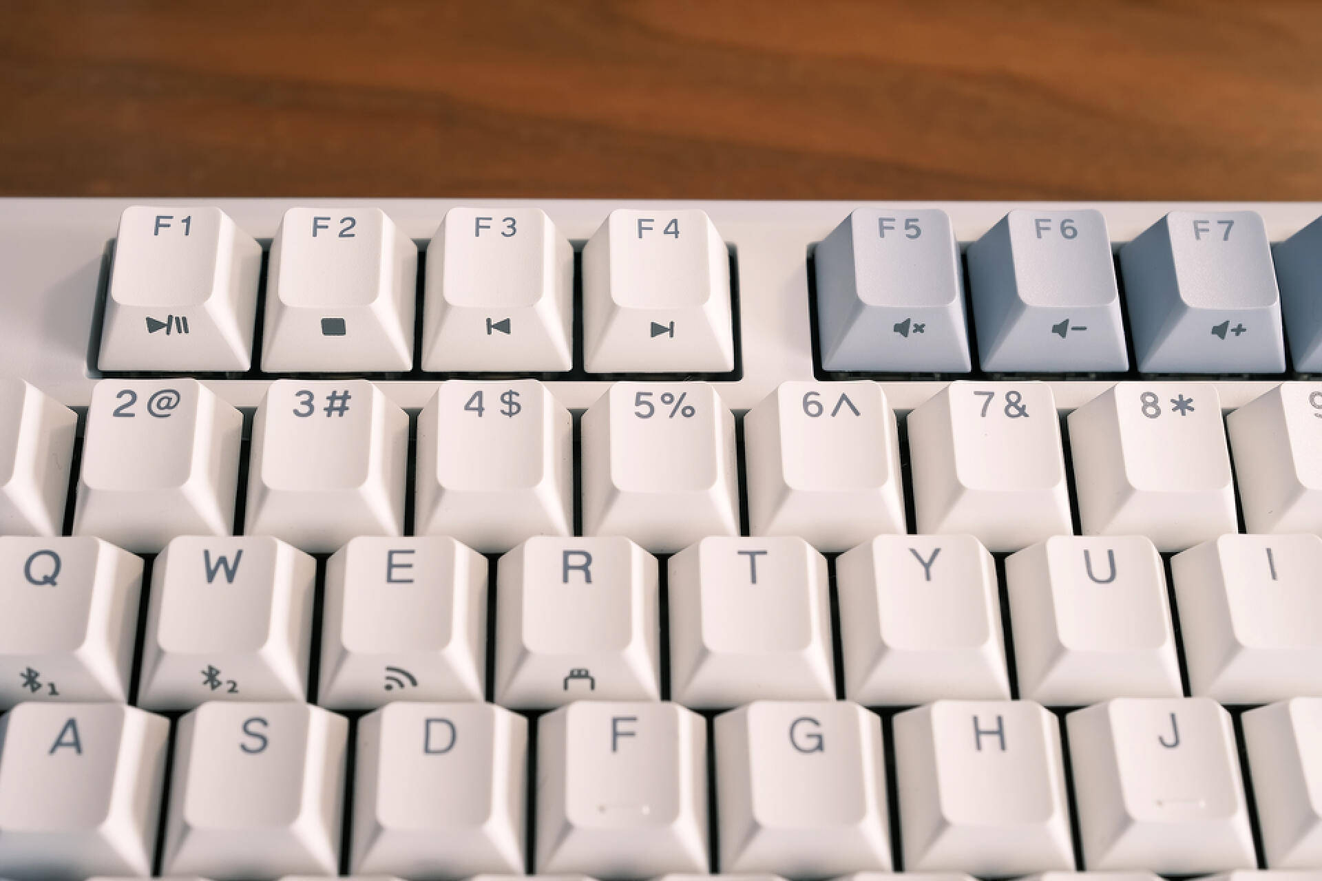 三模连接，全键无冲，看不厌的杜伽K620W，87配列里的颜值担当