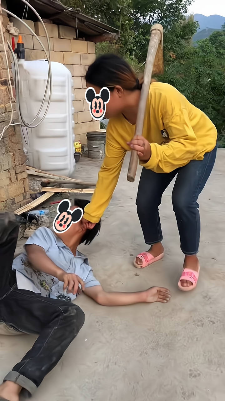 女子看到前夫醉倒在家门口,忍不住揪他耳朵:我已经不是你老婆啦_前妻