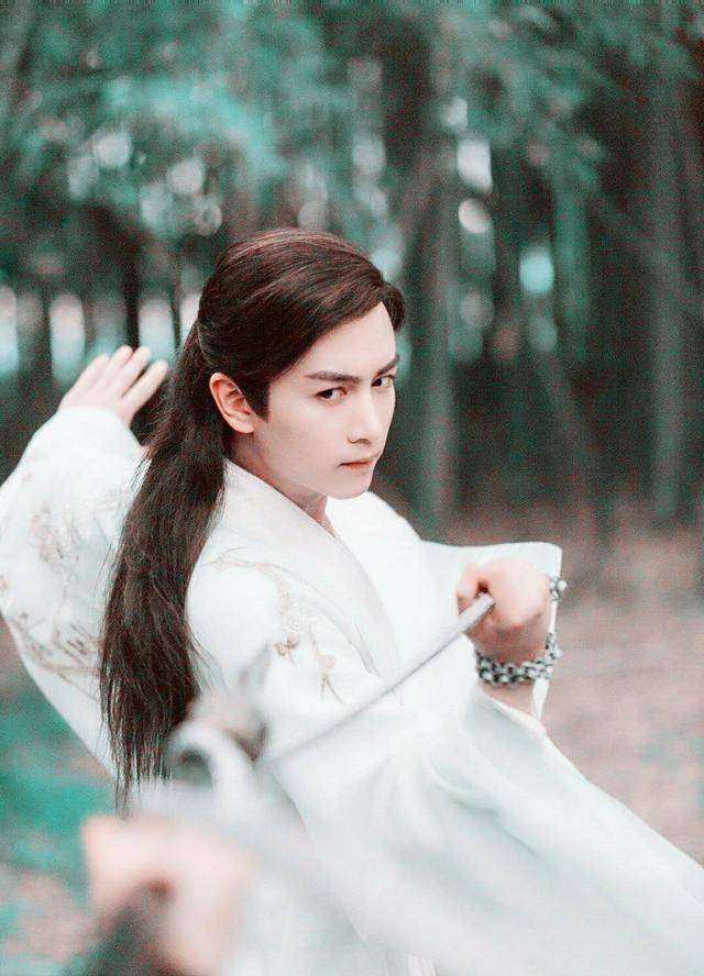 但扮上古装的他还是非常有魅力,尤其是剧中少年时期的造型,美如宋玉