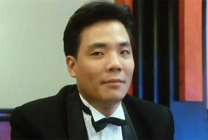 62岁程东近照,与小19岁吉林妻子同框秀恩爱,女方身材高挑气质好