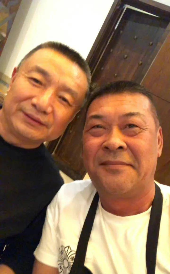 演员侯传杲:娶圈外妻子,结婚24年生一女,如今终获幸福_任淑文_化妆