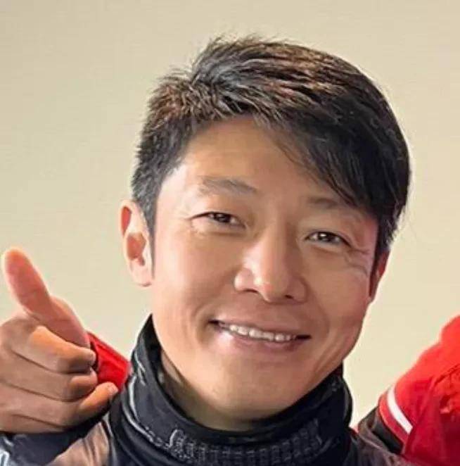 撒贝宁滑雪被偶遇,满头白发似小老头,同框师弟尼格买提像父子俩_感觉