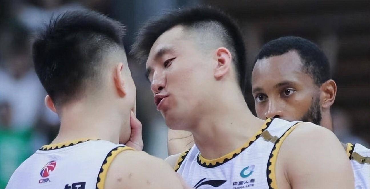 和赵继伟把持,还有小外援弗格,替补席上还坐着周俊成,鄢手骐和马壮