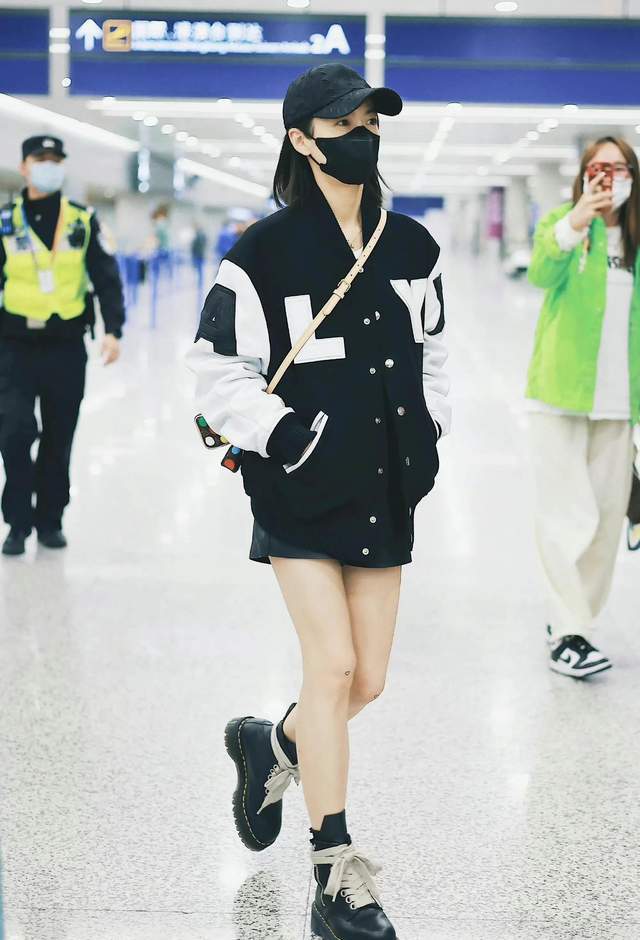 下半身的搭配也是很重要的,宋茜穿短裤搭配黑色马丁靴,增添了时尚干练