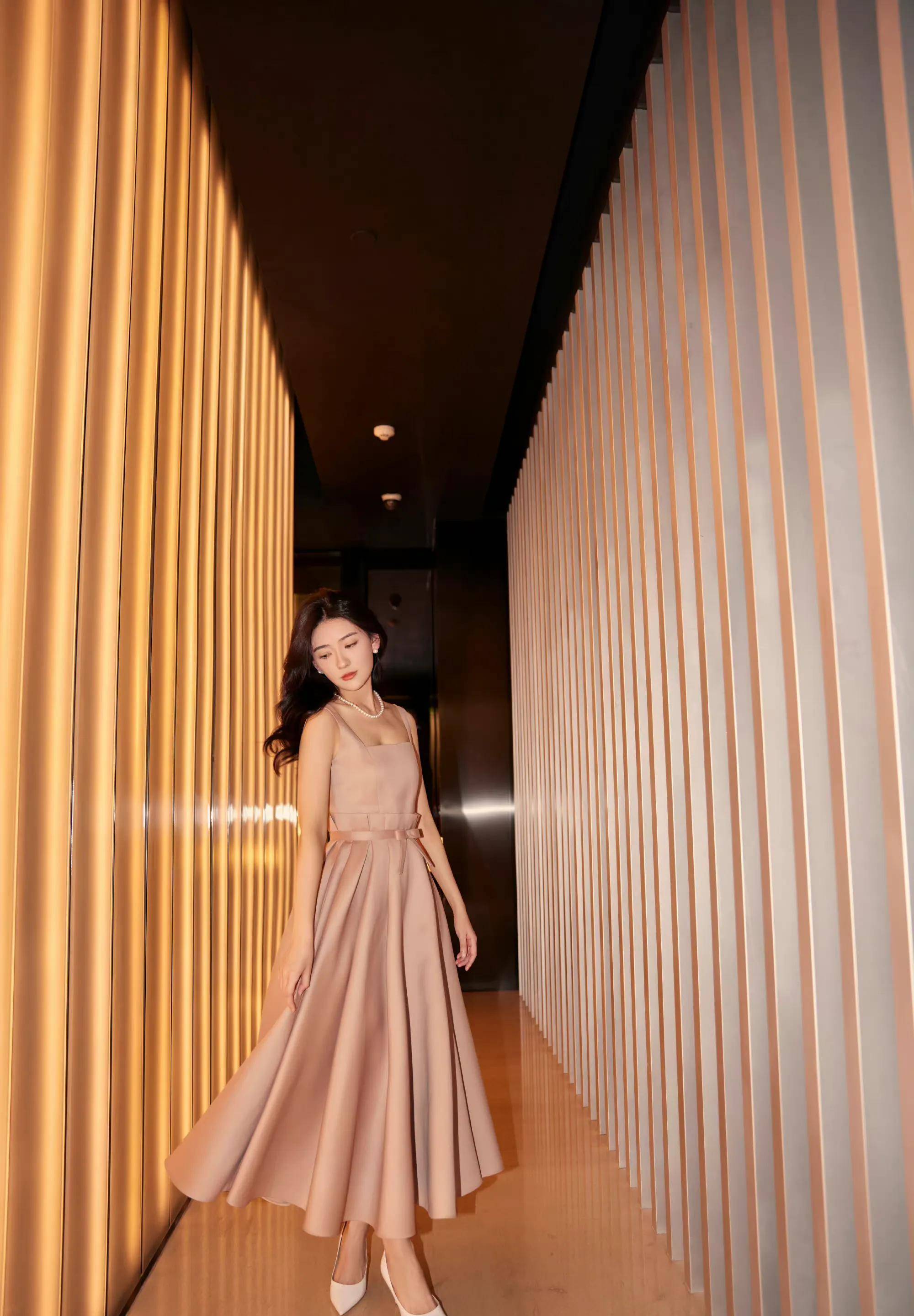 梁洁晒午后春光随拍 穿吊带抹胸裙又纯又欲 氛围感满满_双世_唯美