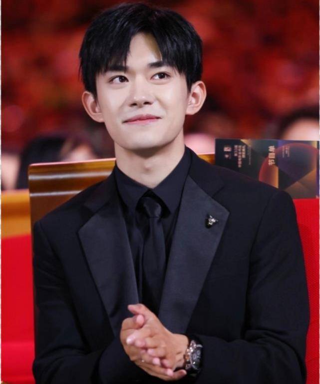 易烊千玺闭关拍戏喜提新身份,成为内娱独一份儿,你有多少惊喜?