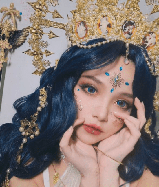 她是漫展第一lo娘,头戴太阳女神发冠,生图更是盛世美颜!