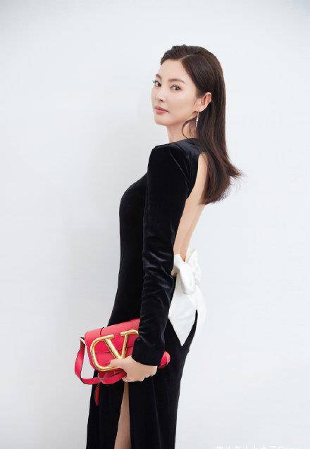 34岁张雨绮炫傲人胸线,波纹蝴蝶袖如莲花盛开,化身人间水蜜桃_时尚