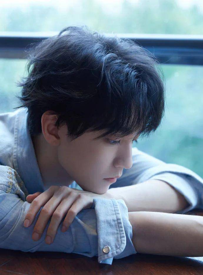 原来王俊凯打游戏喜欢发表情包!一边猛一边可爱,超具反差萌!