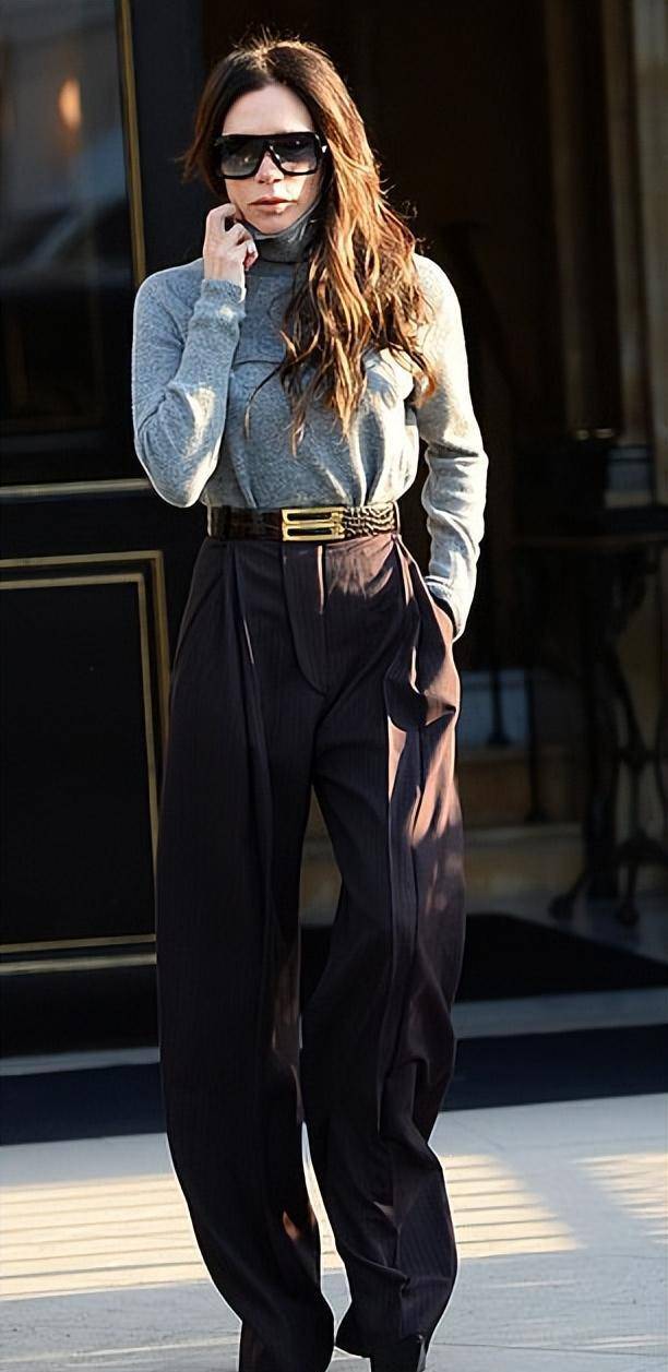 贝嫂穿毛衣配阔腿裤抵达巴黎时装周,街拍穿搭比品牌主打礼服好看_故事