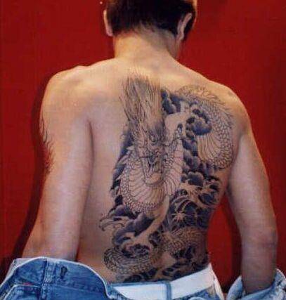 男星纹身:刘德华纹云中龙,权志龙纹十字架,却被他的两个字打败