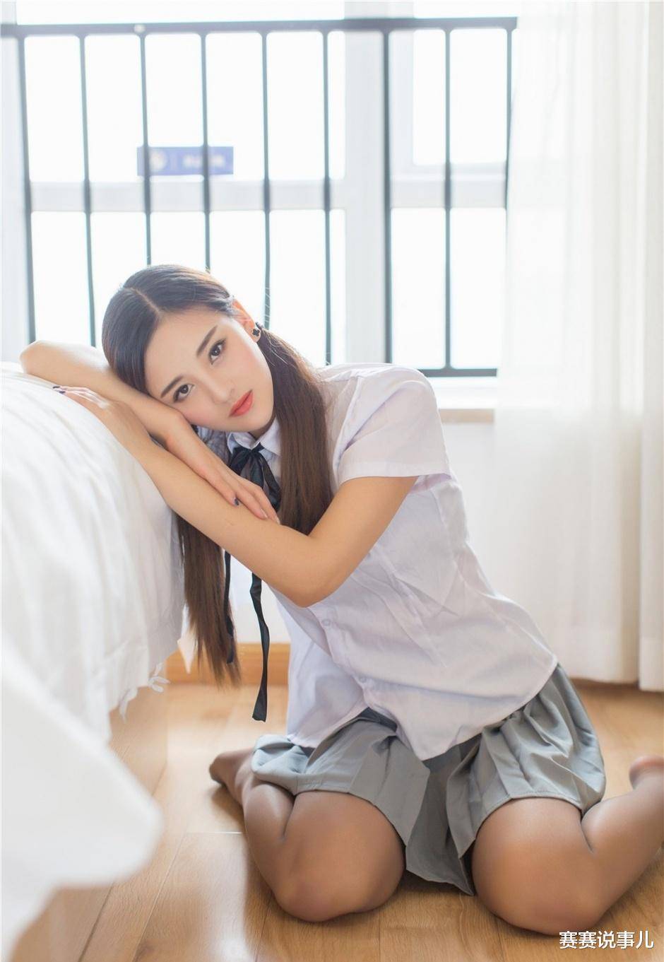 00后少女挑战"灰色袜",不愧是学妹,够招人喜欢_赛赛_丝袜_衬衫