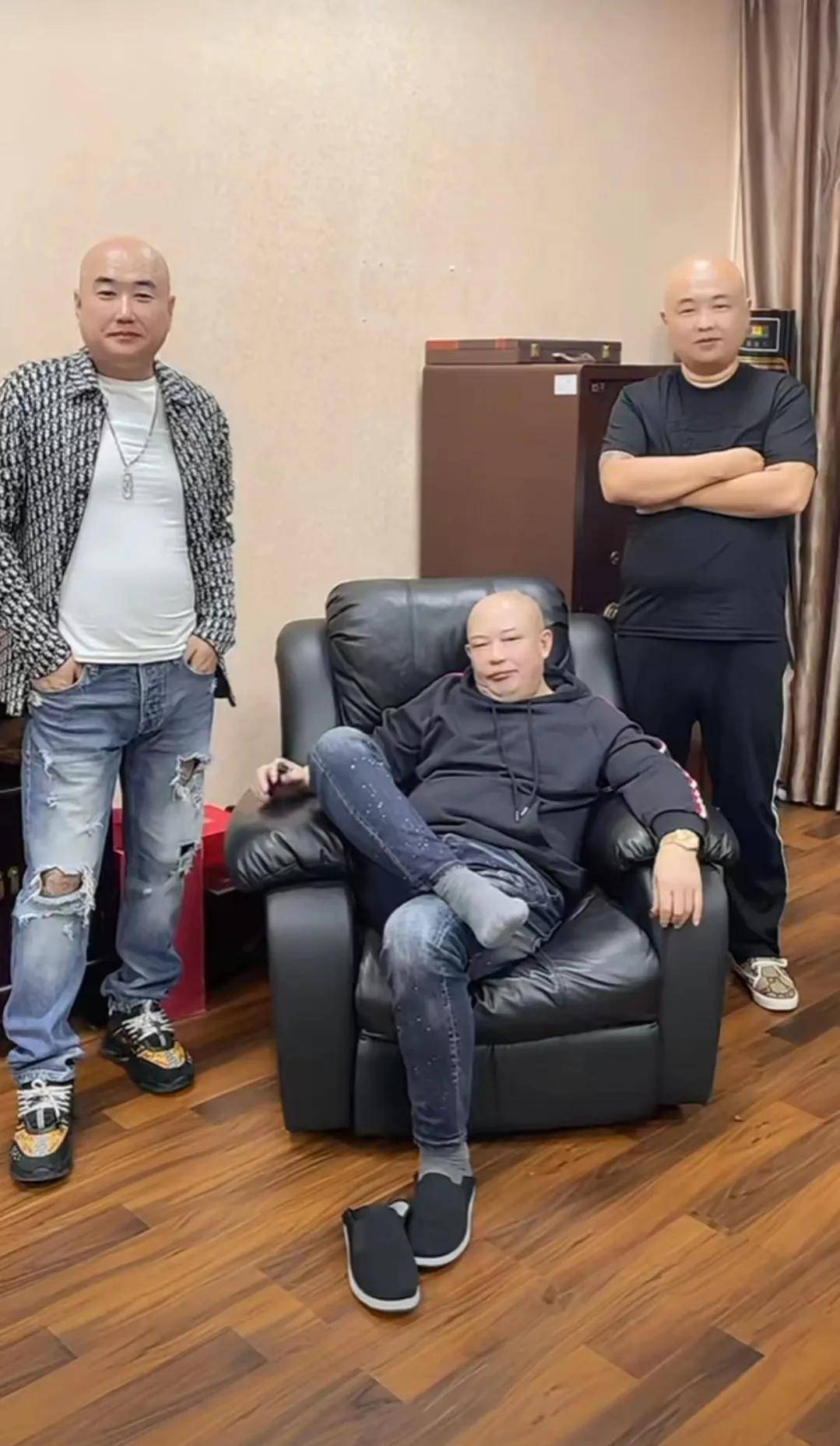网红二驴怒了,不承认自己的弟弟是父亲和徒弟所生,要做亲子鉴定_孩子