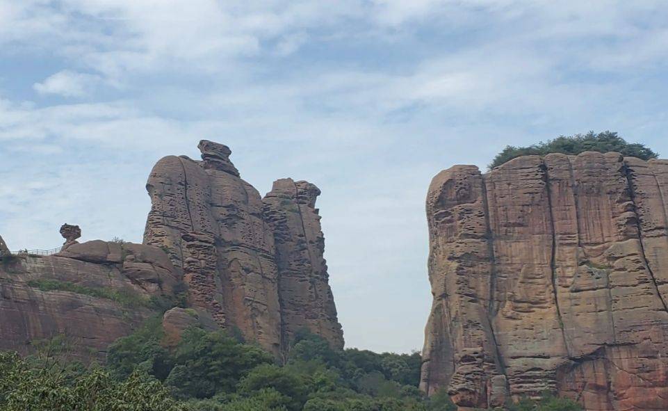 江西龟山——春季满山杜鹃似火,兰草吐幽