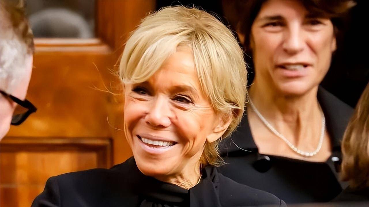 布丽吉特参加葬礼都秀恩爱?