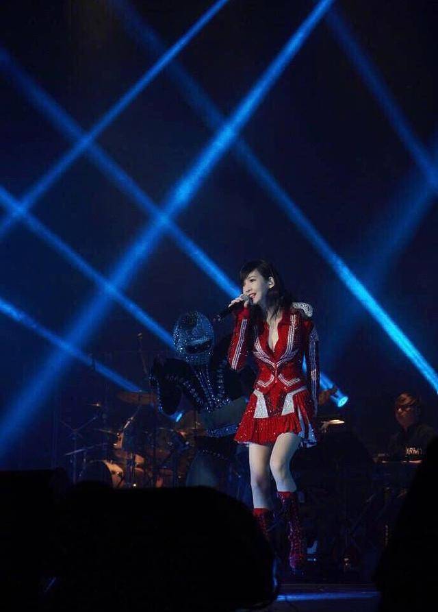 51岁周慧敏像18岁小姑娘,美貌力压邱淑贞关之琳,样貌像极张含韵_倪震