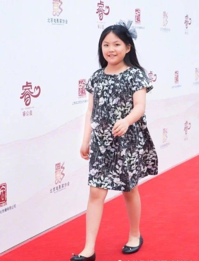 走红毯,王诗龄身着黑色碎花裙.