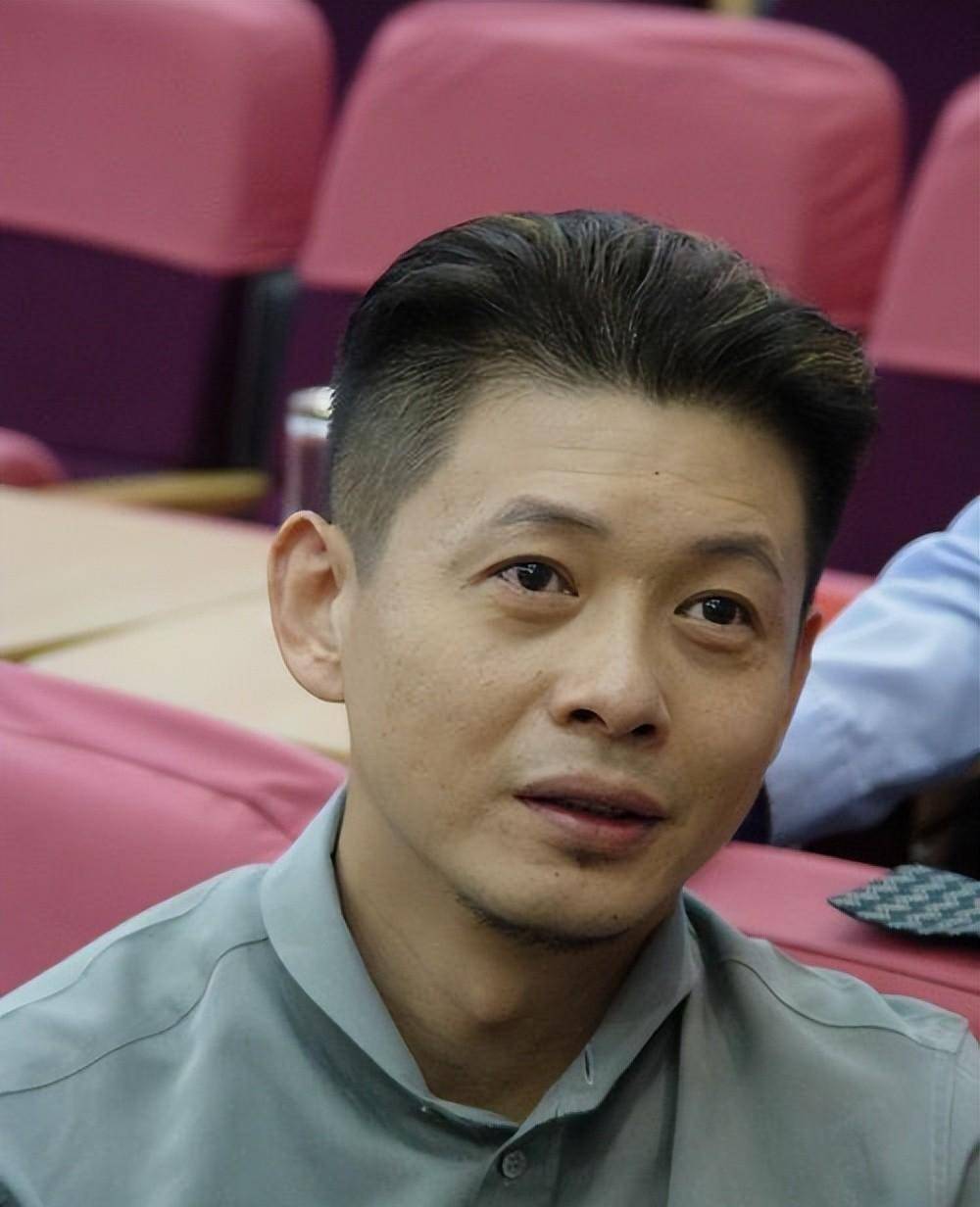 程前近照,如今的他已经59岁了!他的模样大变样,早已白发频添!