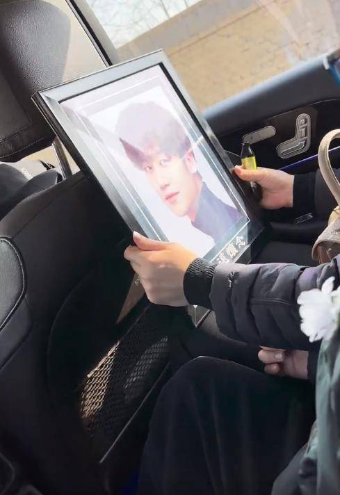 刘峰遗照被公开,因是家中独子让刘父痛哭,好兄弟侯