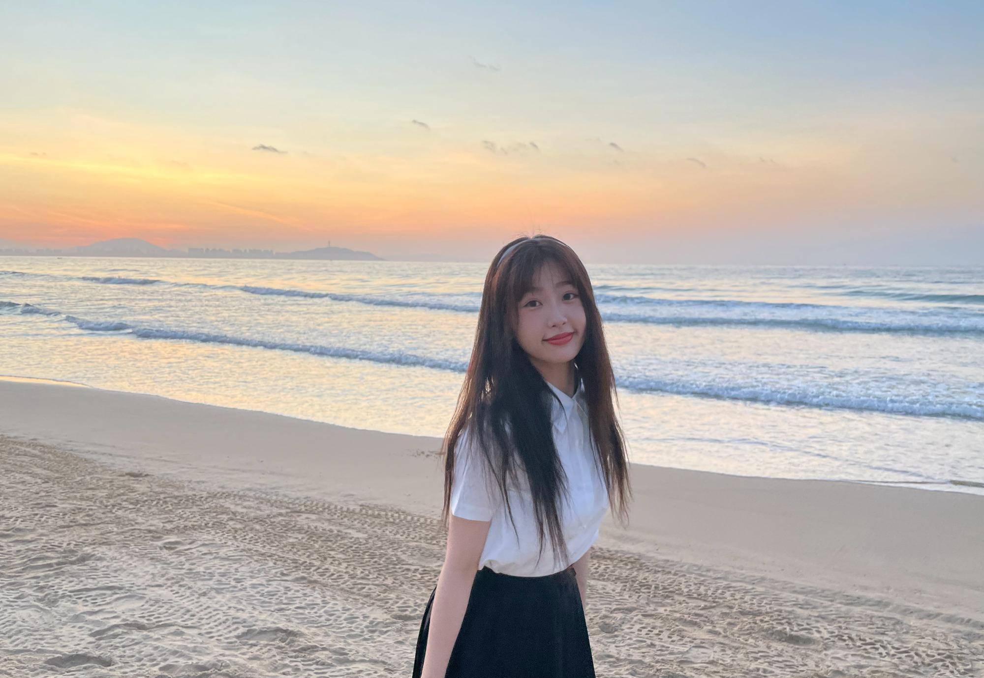 虞书欣简直是小甜妹本人,泡泡袖上衣配上百褶裙,满满夏日少女感_白色