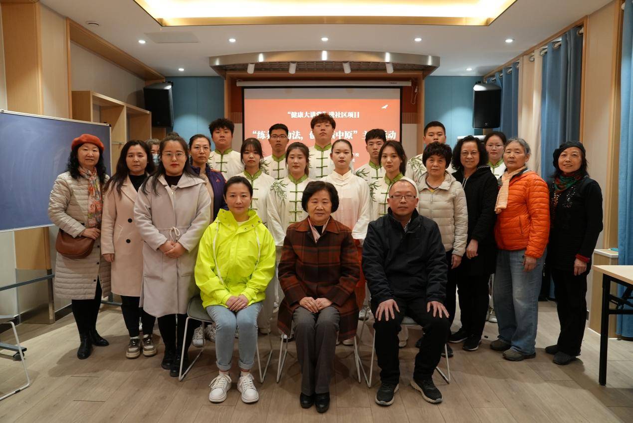 活动中,王华兰为社区居民现场讲授了六字诀养生法.