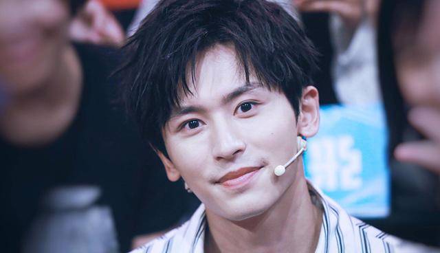 张哲瀚在13年签约了于正工作室,搭档孙耀琦拍摄了《我为宫狂》.