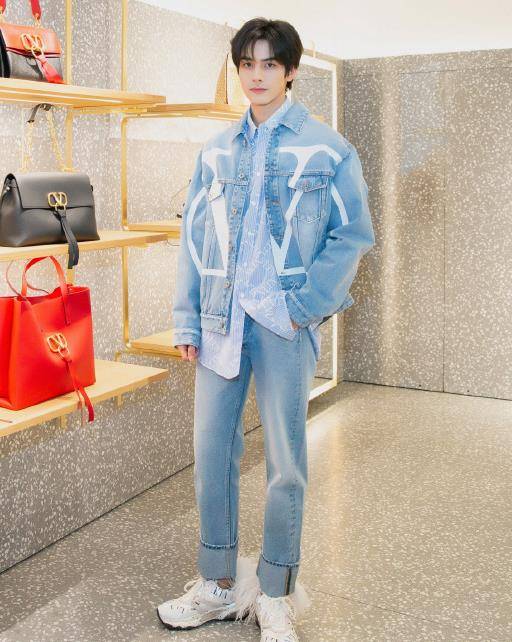 宋威龙男友打扮上线,"暖潮酷"风格更有魅力,触及女生心动_白色_时尚