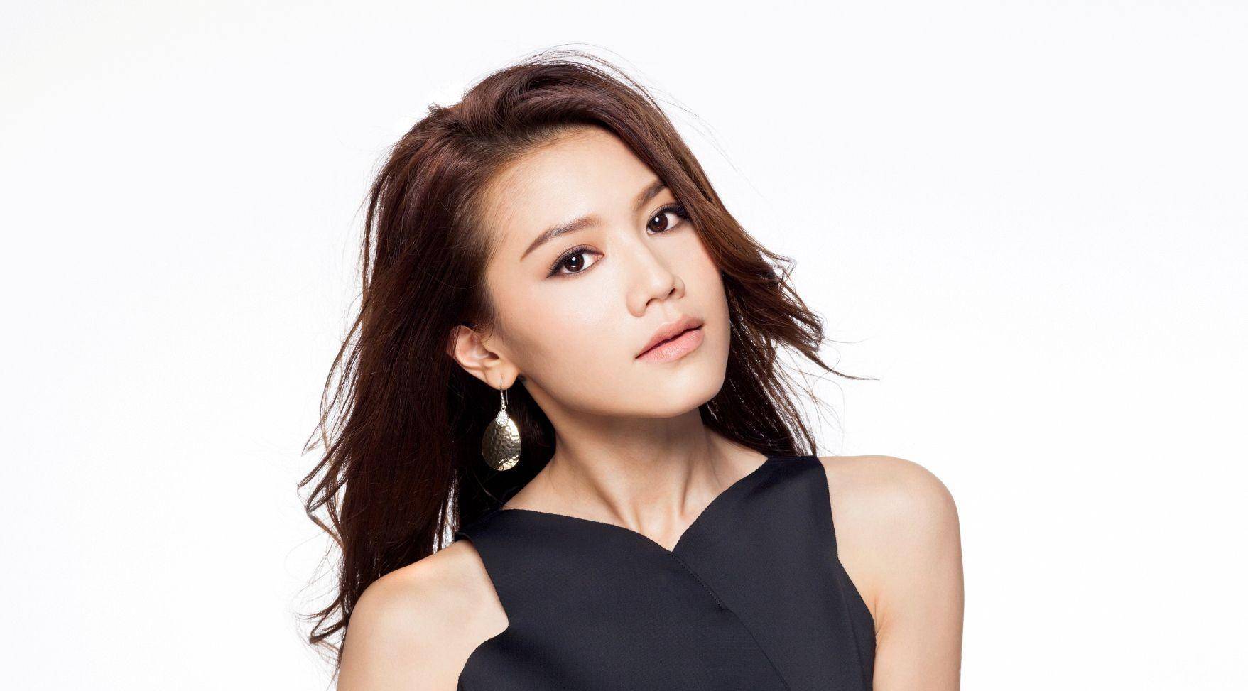 周秀娜的身材十分火辣惹眼,不管是火辣的比基尼,还是感的紧身连衣裙